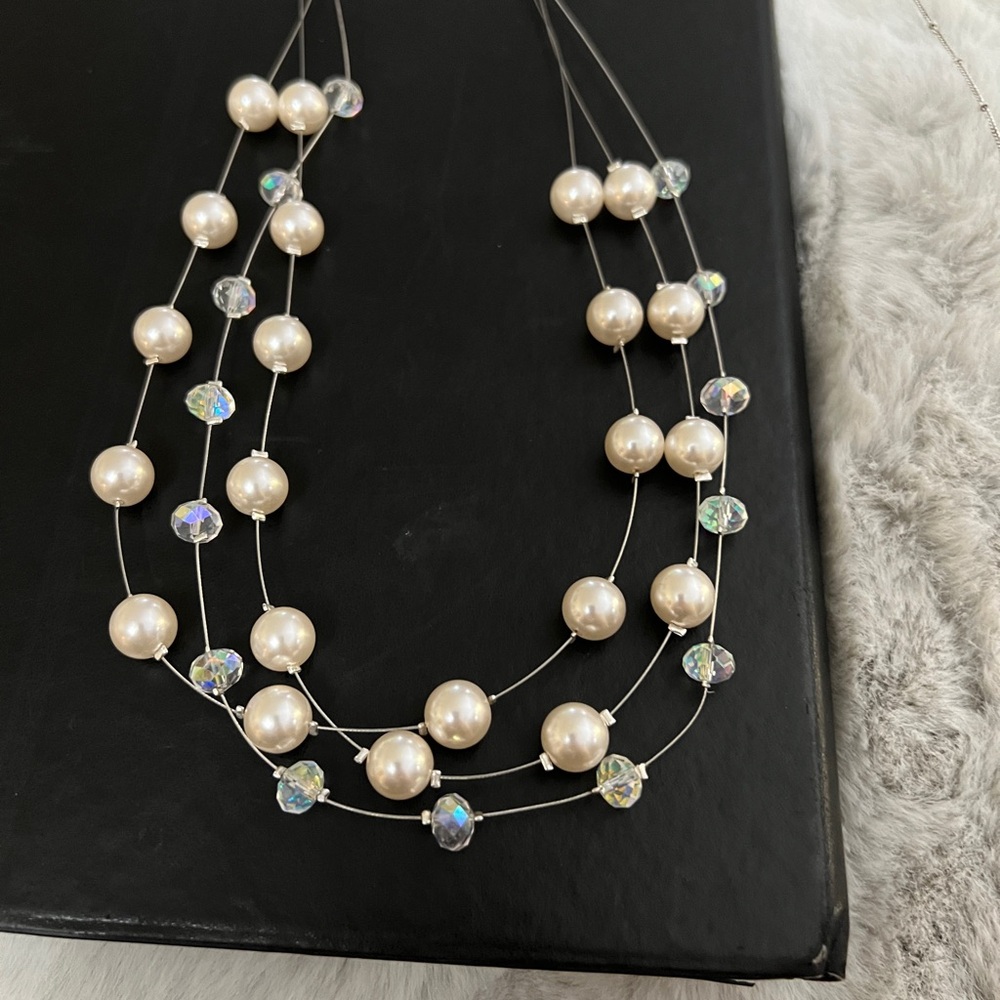 Lustrous Pearl and Crystal Bead Necklace